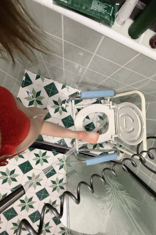 BDSM情缘:跪奴的顺从与觉醒